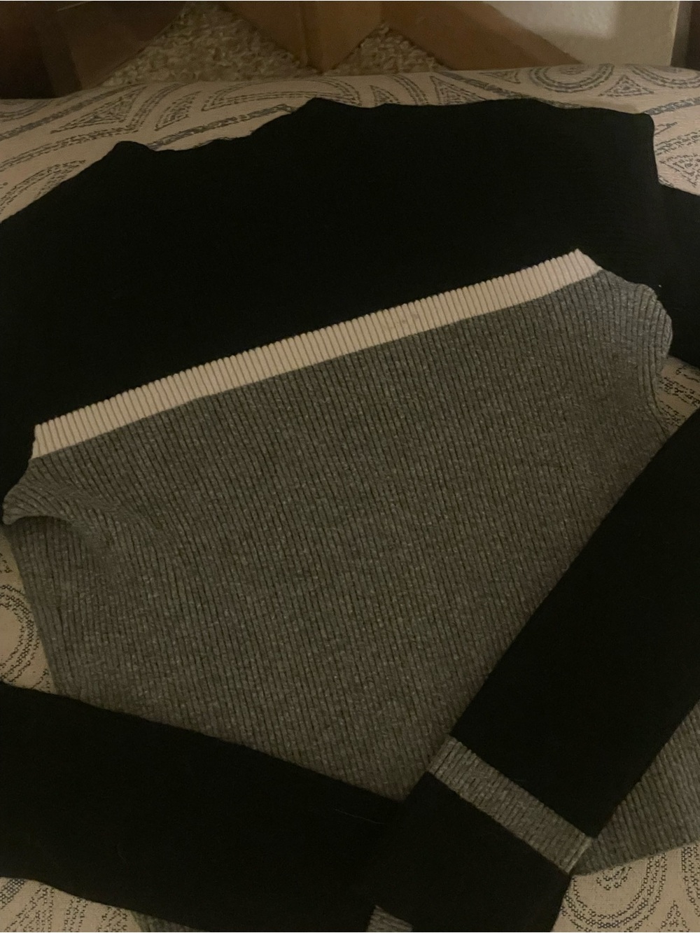 brandy melville sweater top - black and grey - Picture 4 of 7